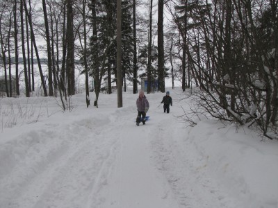 lauttasaaren rannassa on vielä pulkkakelit
