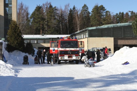 kävimme ihmettelemässä, miltä paloautossa näyttää sisältä ja kokeilimme kypärää